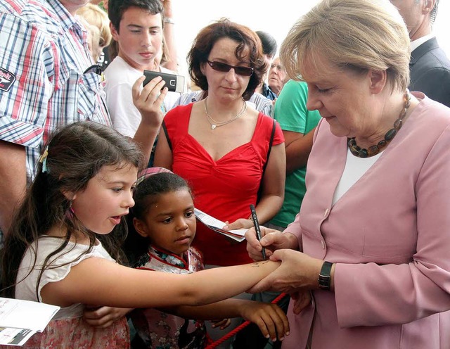 Auch das hat die Kanzlerin in der Euro...ag der offenen Tr der Bundesregierung  | Foto: dpa