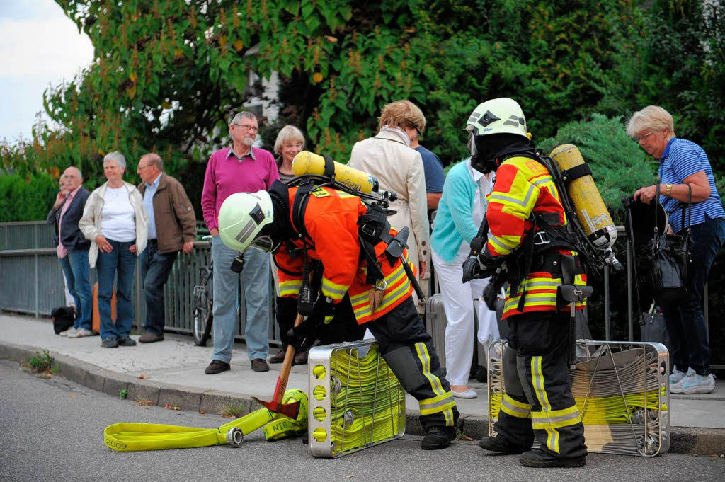 Auerplanmiger Zwischenstopp: Wegen eines Brandes mit groer Rauchentwicklung musste ein Nachtzug in Gundelfingen anhalten. Die Feuerwehr hatte das Feuer rasch unter Kontrolle, die Passagiere mussten aussteigen – und sich in Geduld ben: Nach gut zwei Stunden setzte der Zug seine Fahrt fort.