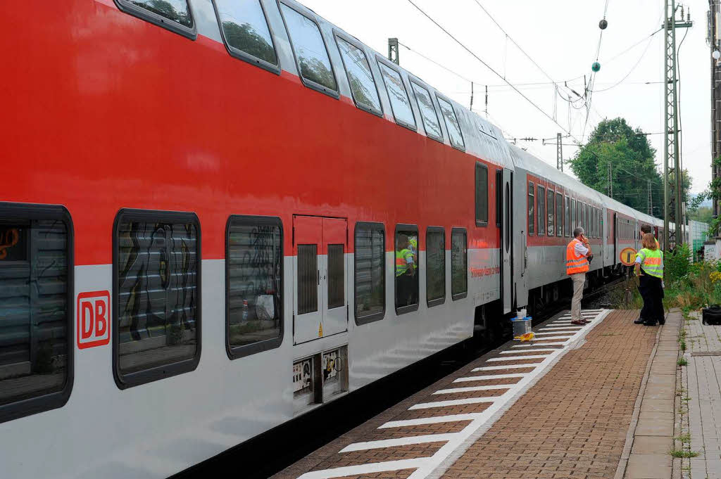 Auerplanmiger Zwischenstopp: Wegen eines Brandes mit groer Rauchentwicklung musste ein Nachtzug in Gundelfingen anhalten. Die Feuerwehr hatte das Feuer rasch unter Kontrolle, die Passagiere mussten aussteigen – und sich in Geduld ben: Nach gut zwei Stunden setzte der Zug seine Fahrt fort.