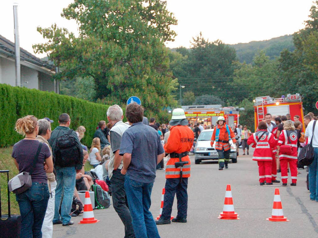 Auerplanmiger Zwischenstopp: Wegen eines Brandes mit groer Rauchentwicklung musste ein Nachtzug in Gundelfingen anhalten. Die Feuerwehr hatte das Feuer rasch unter Kontrolle, die Passagiere mussten aussteigen – und sich in Geduld ben: Nach gut zwei Stunden setzte der Zug seine Fahrt fort.