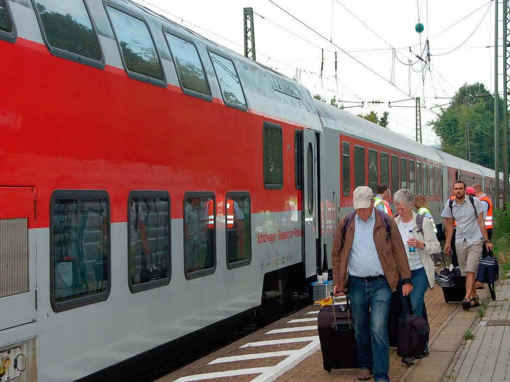 Auerplanmiger Zwischenstopp: Wegen eines Brandes mit groer Rauchentwicklung musste ein Nachtzug in Gundelfingen anhalten. Die Feuerwehr hatte das Feuer rasch unter Kontrolle, die Passagiere mussten aussteigen – und sich in Geduld ben: Nach gut zwei Stunden setzte der Zug seine Fahrt fort.