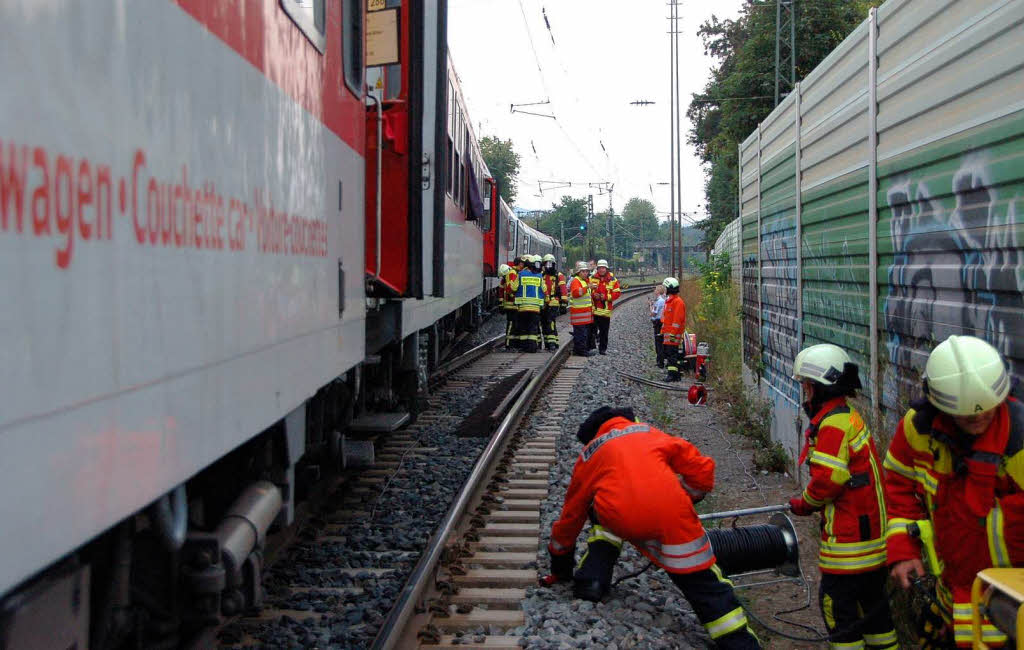 Auerplanmiger Zwischenstopp: Wegen eines Brandes mit groer Rauchentwicklung musste ein Nachtzug in Gundelfingen anhalten. Die Feuerwehr hatte das Feuer rasch unter Kontrolle, die Passagiere mussten aussteigen – und sich in Geduld ben: Nach gut zwei Stunden setzte der Zug seine Fahrt fort.