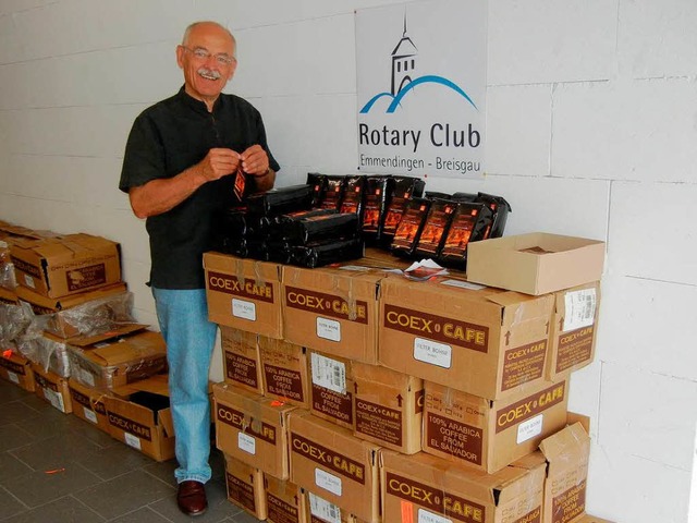 Rotary-Mitglied Wilfried Gehart stapelt den Kaffee in seiner Garage in Lahr  | Foto: Privat