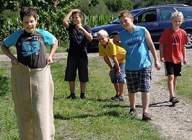 Sackhpfen war eine der elf Stationen ... Sommerolympiade des Juwe in Weisweil.  | Foto: Schimanski