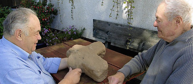 Was hat das bei der Weiler Kapelle gefundene Grabkreuz auf sich?     | Foto: Christa Maier