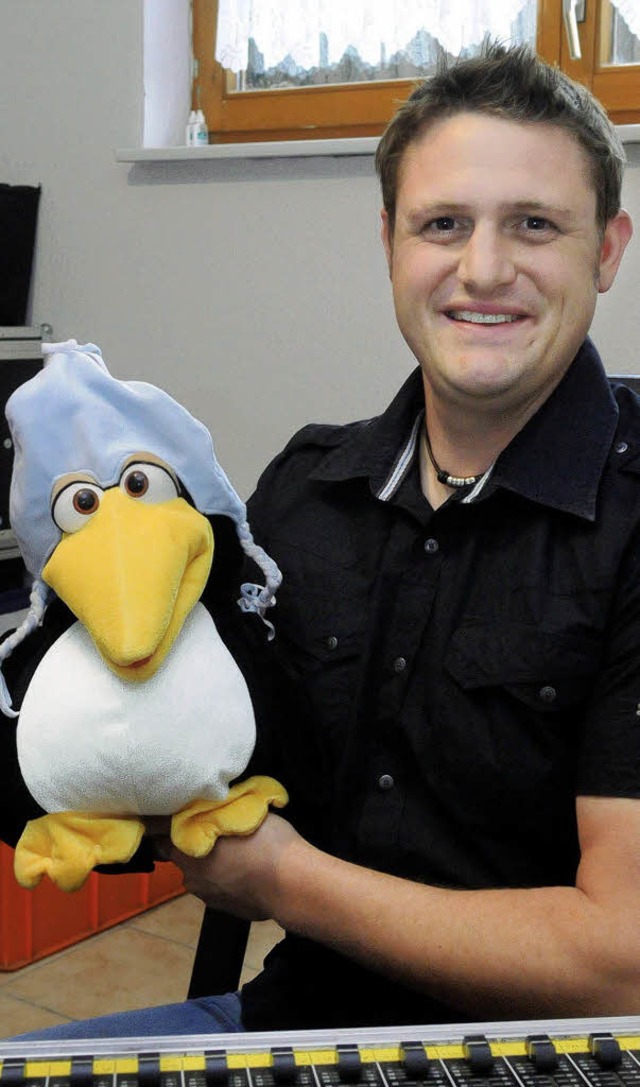 Tobias Gnacke mit seinem neuen Bhnenpartner, Pinguin Richard.   | Foto: wolfgang Knstle