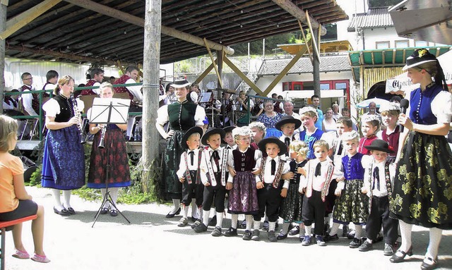 Die Simonswlder Kindertrachtengruppe ...stinnen der Trachtenkapelle Biederbach  | Foto: Nikolaus Bayer