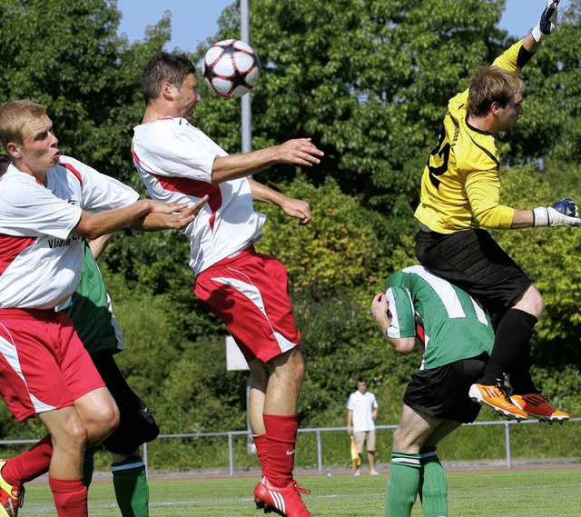 Fehlgriff: Torhter Michael Dobl (SC  ...iel Dercho (Mitte) zum 1:0 einkpfte.   | Foto: Neubert