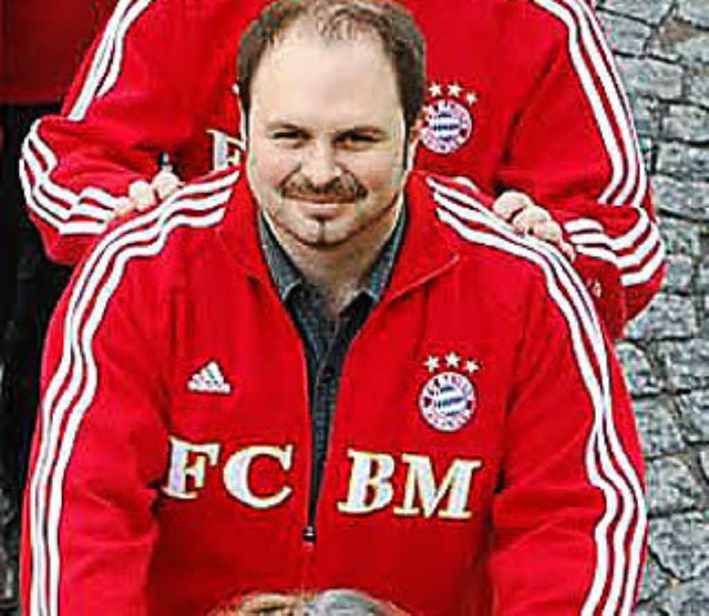 FC-Bayern-Fan Andr Hnig  wird heute ... Mitglied im Zricher Bayern-Fanclub.   | Foto: Steinfelder