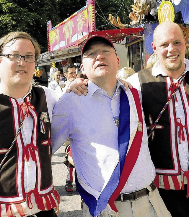 Manfred Mller eingerahmt von Zunftmei...lme (links) und Ladenmeister Keller.   | Foto: HERBST