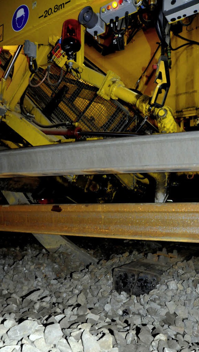 Eiserne Sbelzhne kratzen die alten Holzschwellen aus ihrem Schotterbett  | Foto: Markus Zimmermann