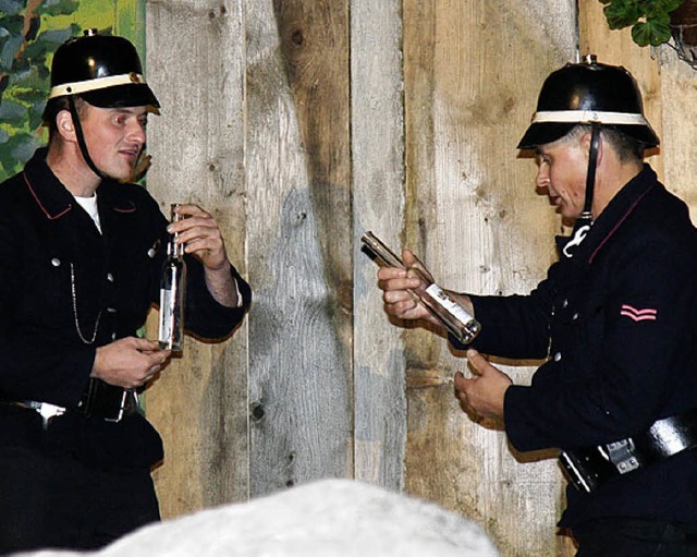 Hochprozentiges: Die Polizisten  (Roland Rombach, links, und  Karl Beha)  | Foto: antje walter