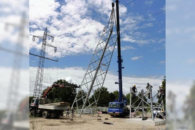 Energiedienst versetzt Stahlgittermast