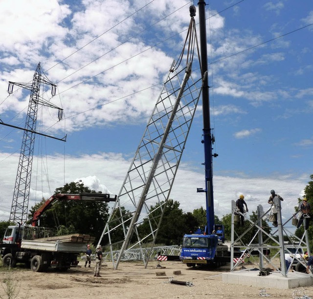 Die Versetzung des  Masts verlief planmig.   | Foto: Energiedienst