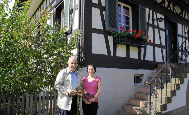 Brgermeister Toni Vetrano und Tourist...in Astrid Graner vor der Tourist-Info   | Foto: robert ullmann