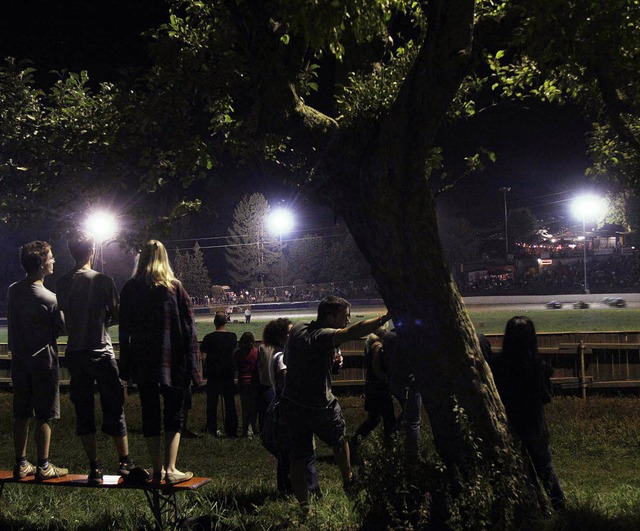 Fans auf Bierbnken  | Foto: Patrik Mller