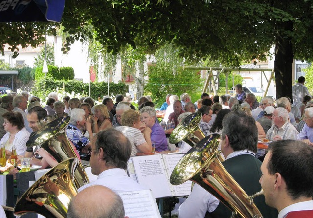 Fr jeden ein lauschiges Pltzchen: Fr...oppenkonzert vor der St. Josefskirche   | Foto: Roman Kiener