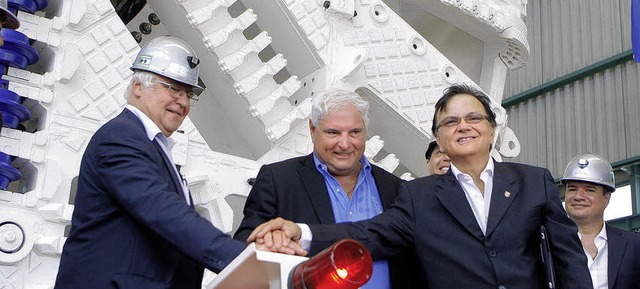 Probelauf fr Tunnelbohrer Marta: Mart... Minister   Roy Correa am Startknopf.   | Foto: Fssel