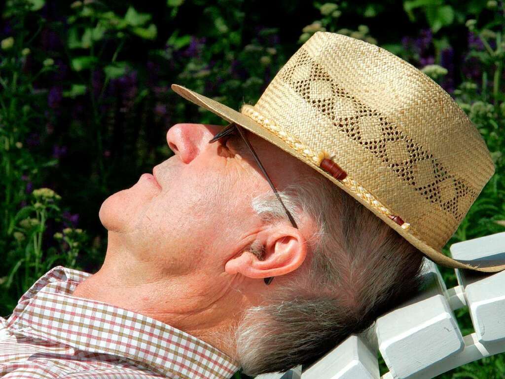 Im Freien: Kopfbedeckung, Sonnenschutzmittel und mglichst im Schatten aufhalten. Das gilt auch fr Arbeit im Freien.