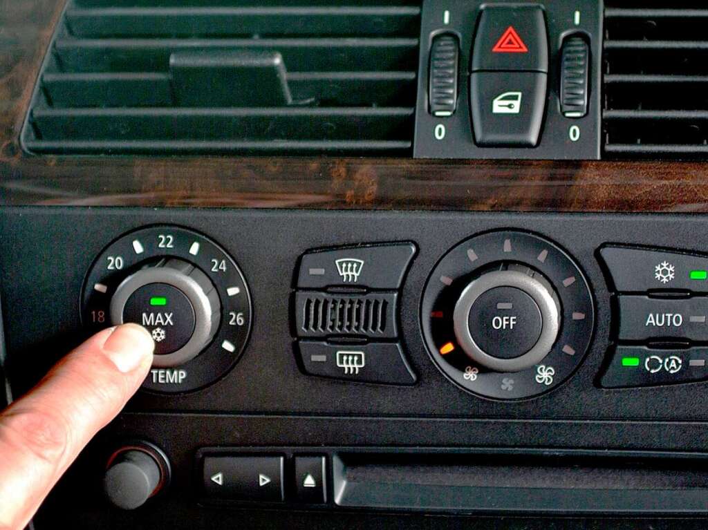 Klimaanlage im Auto: Maximal 6 Grad weniger als die Auentemperatur, sonst spielt der Kreislauf beim Aussteigen verrckt.