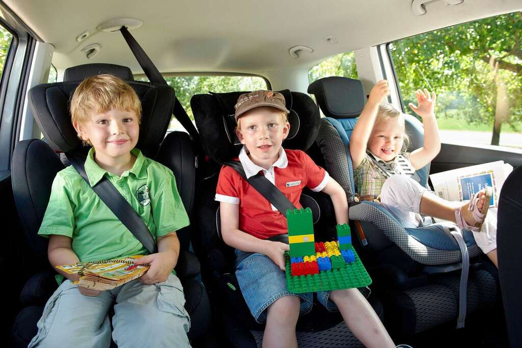 Kinder im Auto: Gut mit Flssigkeit versorgen und ein Handtuch auf Kunststoff-Kindersitzen ist angenehmer fr die Kleinen.