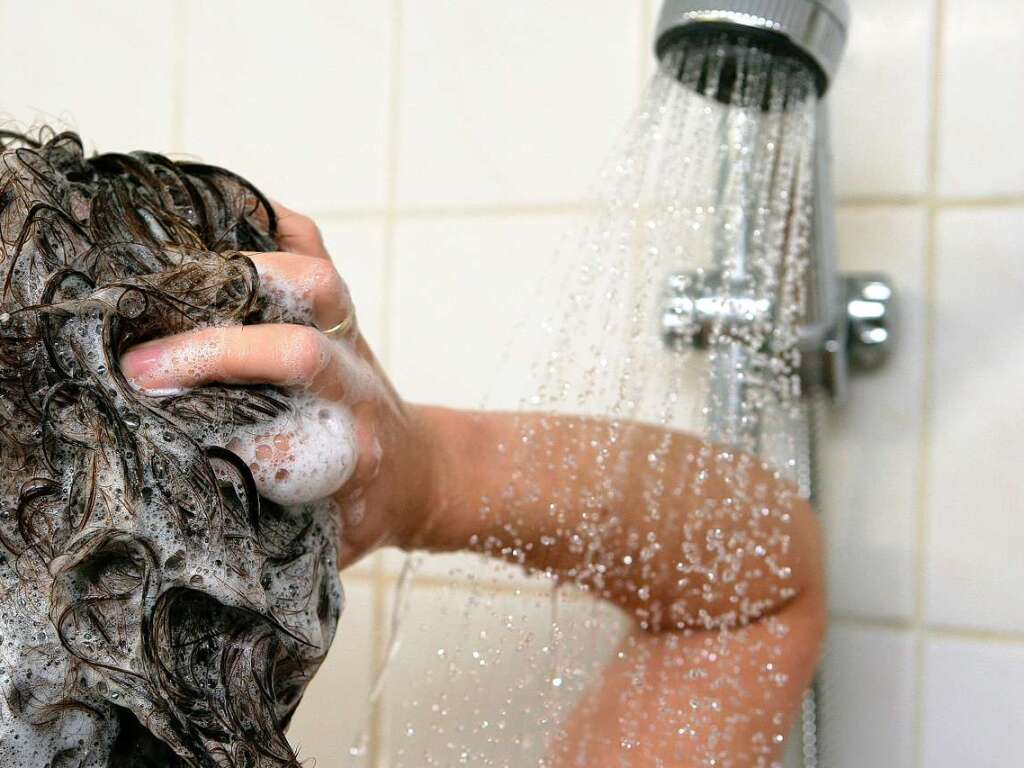 Vor dem Schlafengehen: Khl duschen und nicht ganz abtrocknen, das verdunstete Wasser sorgt dann fr Khlung.