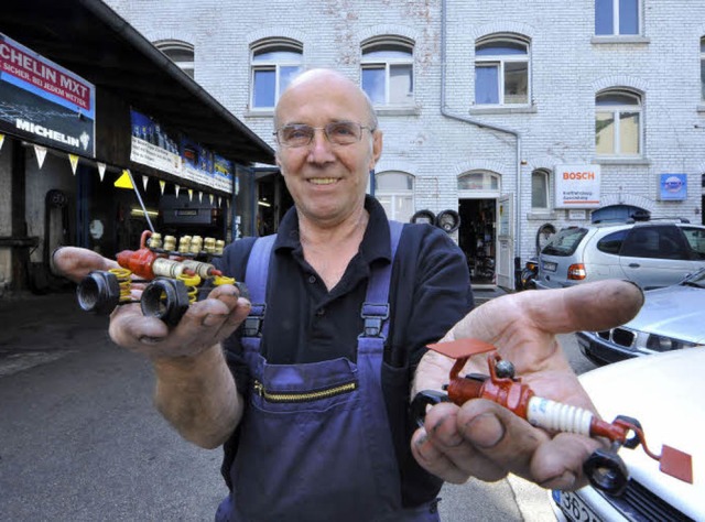 Manfred Seyfert vor seiner Werkstatt i...iehre mit zwei Zndkerzen-Miniaturen.   | Foto: Michael Bamberger