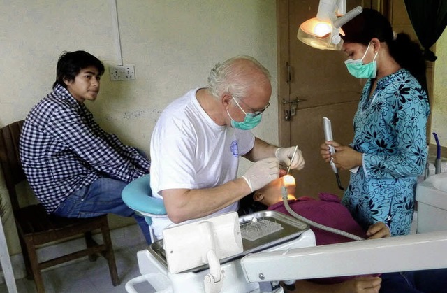 Alle schauen zu: Zahnbehandlung in Nepal   | Foto: privat
