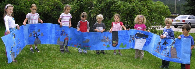 Die Kinder malten die Geschichte vom g...u kaufen ist,  auf eine Tapetenrolle.   | Foto: Ulrike Spiegelhalter