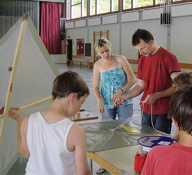 Beim Bau eines Hochleistungsdrachens mit Silvia und Markus Brugger   | Foto: Privat