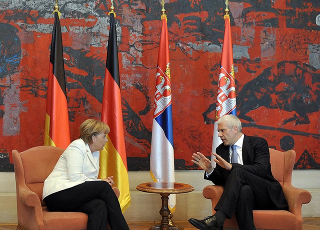 Angela Merkel und Boris Tadic machen m...tlichen Worten ihre Standpunkte klar.   | Foto: AFP