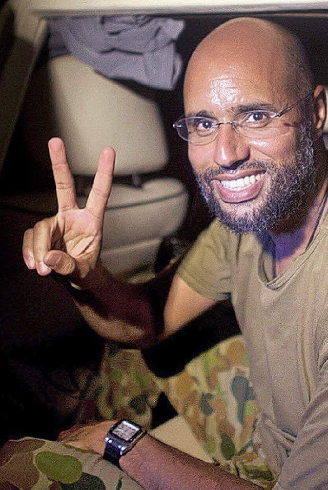 Saif al-Islam zeigt sich in der Nacht auf Dienstag in Siegerpose.  | Foto: AFP