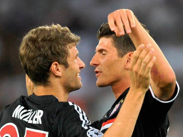 Mario Gomez (rechts) freut sich mit Th...nute ber seinen Siegtreffer zum 1:0.   | Foto: DPA
