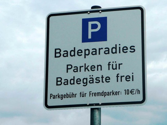 Das Schild soll abschrecken, damit Tit...adegsten die Parkpltze wegschnappen.  | Foto: peter stellmach