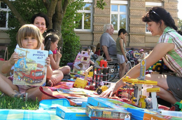 Emma verkauft gern auf dem Flohmarkt.  | Foto: Ute Schler