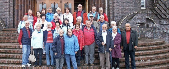 Die Kurfreunde vor dem Wilhelmshavener...elmshavens Brgermeister Wilfrid Adam   | Foto: BZ