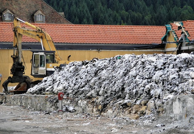 Die nach dem Brand des Brennet-Baumwol... nicht bleiben, sagt das Landratsamt.   | Foto: Steinfelder