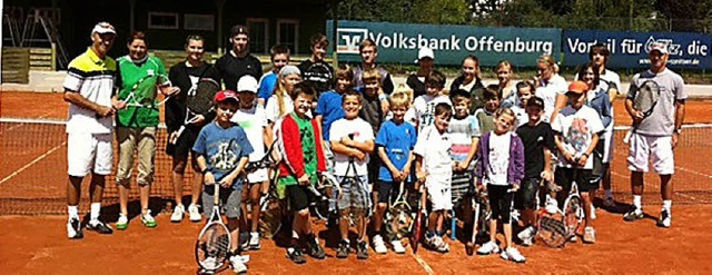 Milan und Goran Gerdijan (auen) mit den jungen Teilnehmern    | Foto: verein