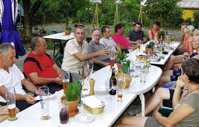 Armin Schuster plaudert bei Fettbrot u...r Dinkelberg-Ortsteile waren gekommen.  | Foto: Rolf Reimann