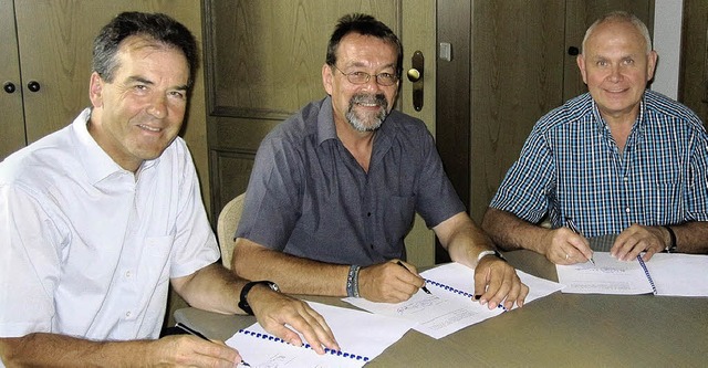 Johann-Martin Rogg (links) und Mathias... den Konzessionsvertrag unterzeichnet.  | Foto: privat