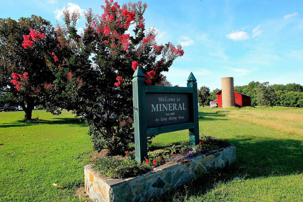 Ortsschild von Mineral in Virginia, ganz in der Nähe des Epizentrums. Das Beben erschütterte die Staaten von Maine bis Florida Ortsschild von Mineral in Virginia, ganz in der Nähe des Epizentrums. Das Beben erschütterte die Staaten von Maine bis Florida