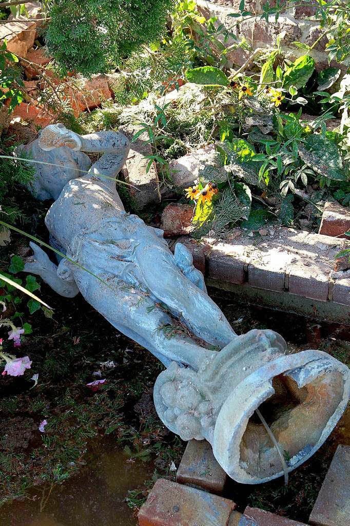 Eine Statur in Mineral stürzte während des Erdbebens von ihrem Sockel. Eine Statur in Mineral stürzte während des Erdbebens von ihrem Sockel.
