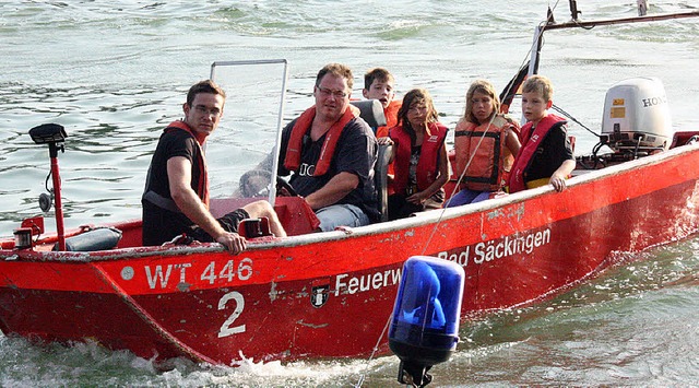 Ausstaffiert mit Schwimmwesten, wurden...erwehrboot ber den Rhein kutschiert.   | Foto: Jrn Kerckhoff