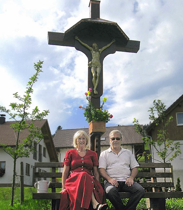 Barbara und Hanspeter Kaiser freuen sich ber die Erneuerung des Kreuzes.   | Foto: Ulrike Spiegelhalter