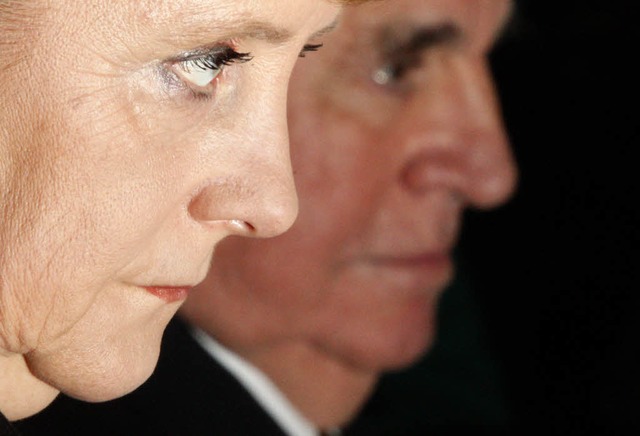 Altbundeskanzler Helmut Kohl ist mit s...olgerin Angela Merkel nicht zufrieden.  | Foto: dpa