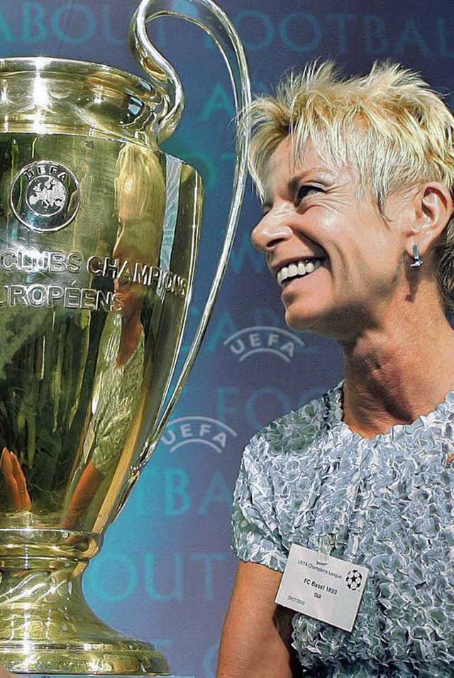 Gigi Oeri und der Champions-League-Pokal  | Foto: dpa