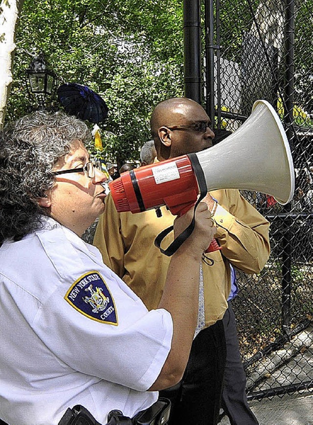 Keine Panik: Eine Hilfspolizistin ruft in New York zur Ordnung.   | Foto: afp