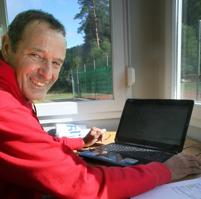 Turnierleiter Wolfram Schmidle koordin... spielt auch selbst Einzel und Doppel.  | Foto: maurer