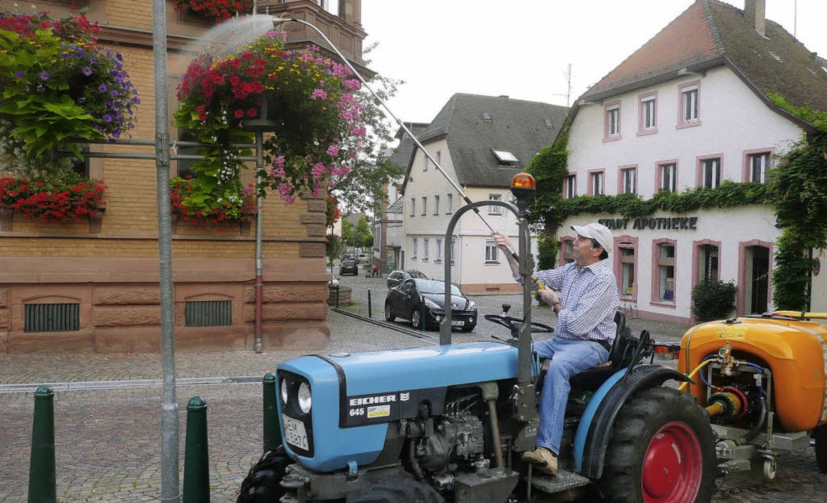 Gerhard Hechinger giet die Blumen am Rathausplatz in Herbolzheim.  | Foto: Anna Schughart