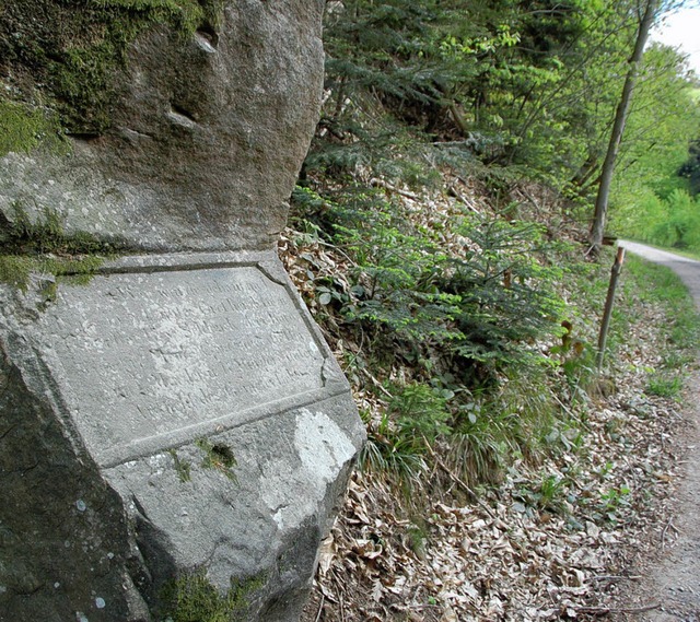 Wackere Leistung: An den Bau des Holzwegs erinnert dieser Stein.  | Foto: BZ